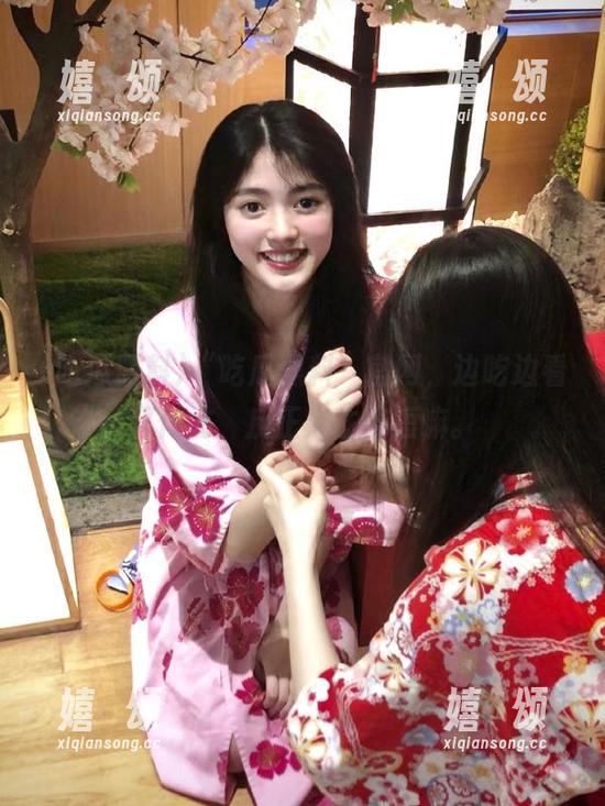 吃瓜黑料 “吃瓜黑料”官网,边吃边看又何妨,反正人生苦短嘛。