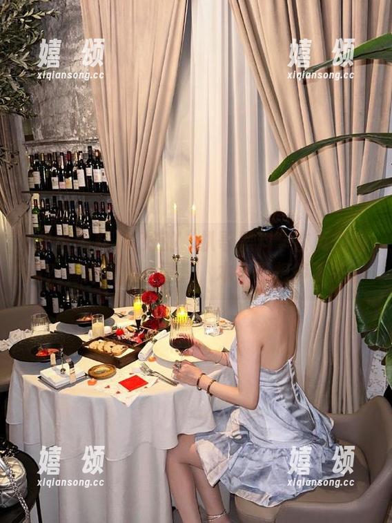 说好的“扒哥黑料”首页免费呢？看得我手心冒汗，本来不想停下来。